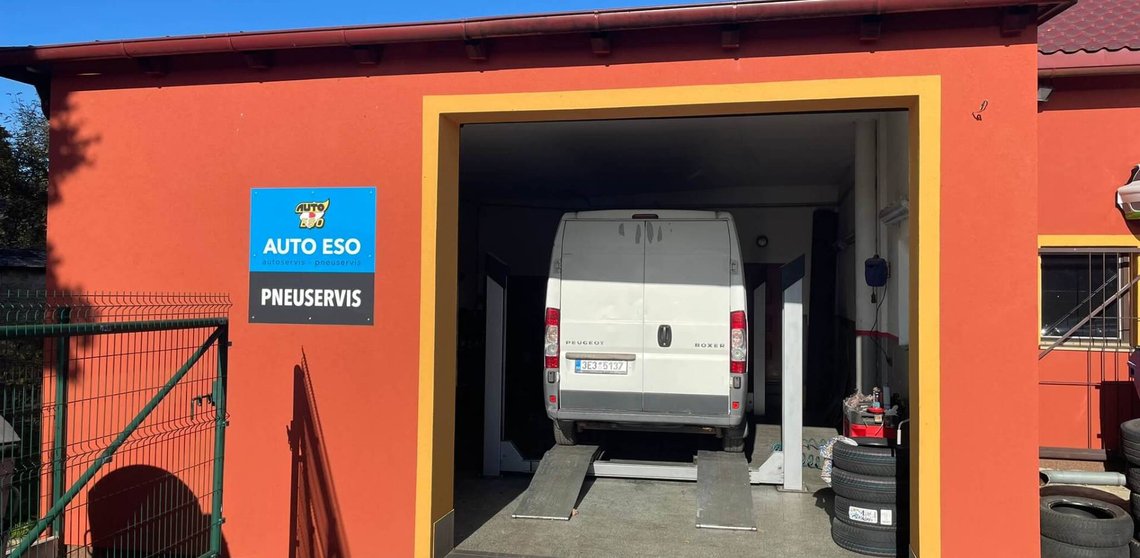 Dodávka na zvedáku v dílně AUTO ESO